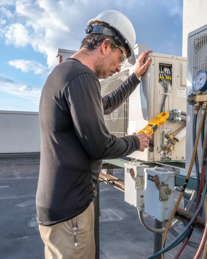 Professional,Hvac,Technician,Taking,An,Amperage,Reading,On,A,Mini-split